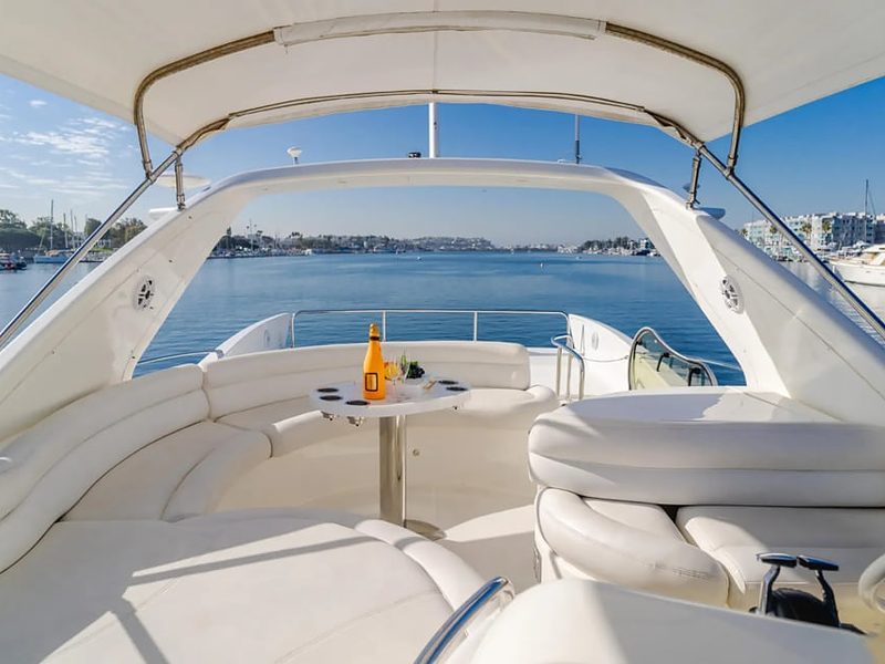 TruLou yacht - Sun Deck Lounge with Champagne